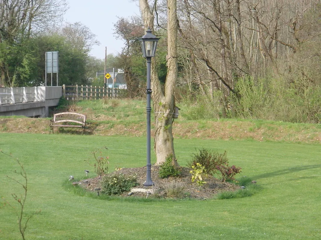 Woodlands House Bed and Breakfast Farranfore 3*,